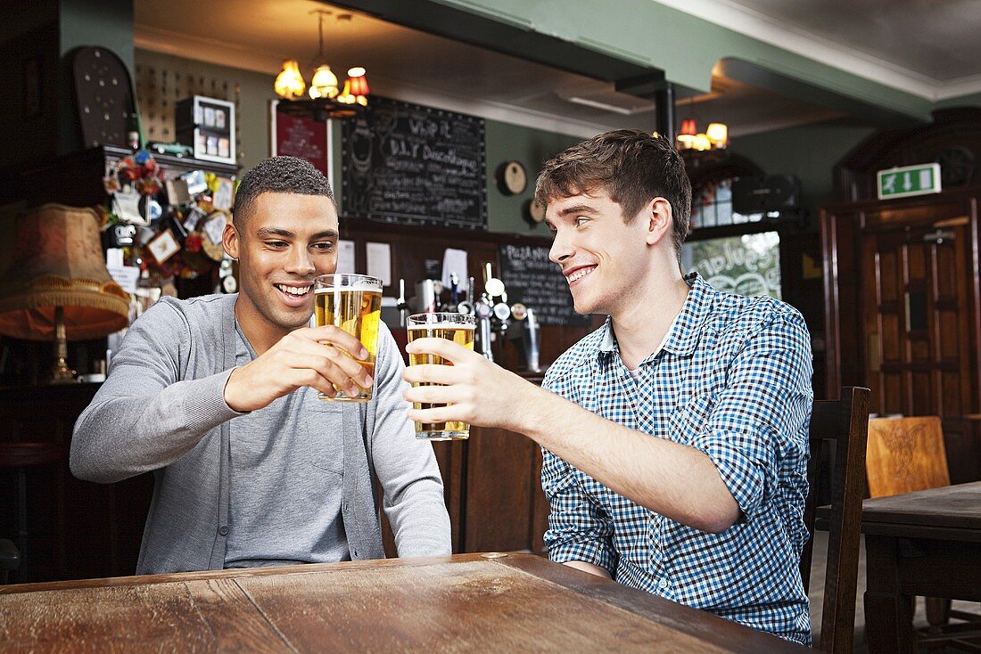 Junge Männer in Bar