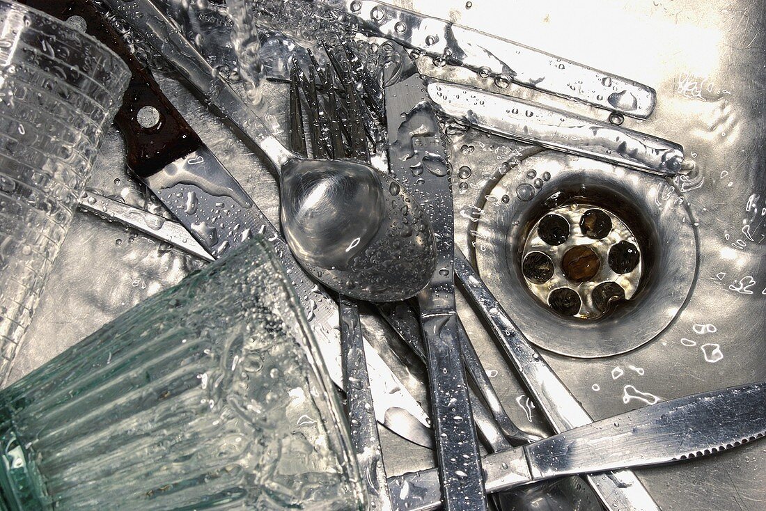 Wet culery in a sink