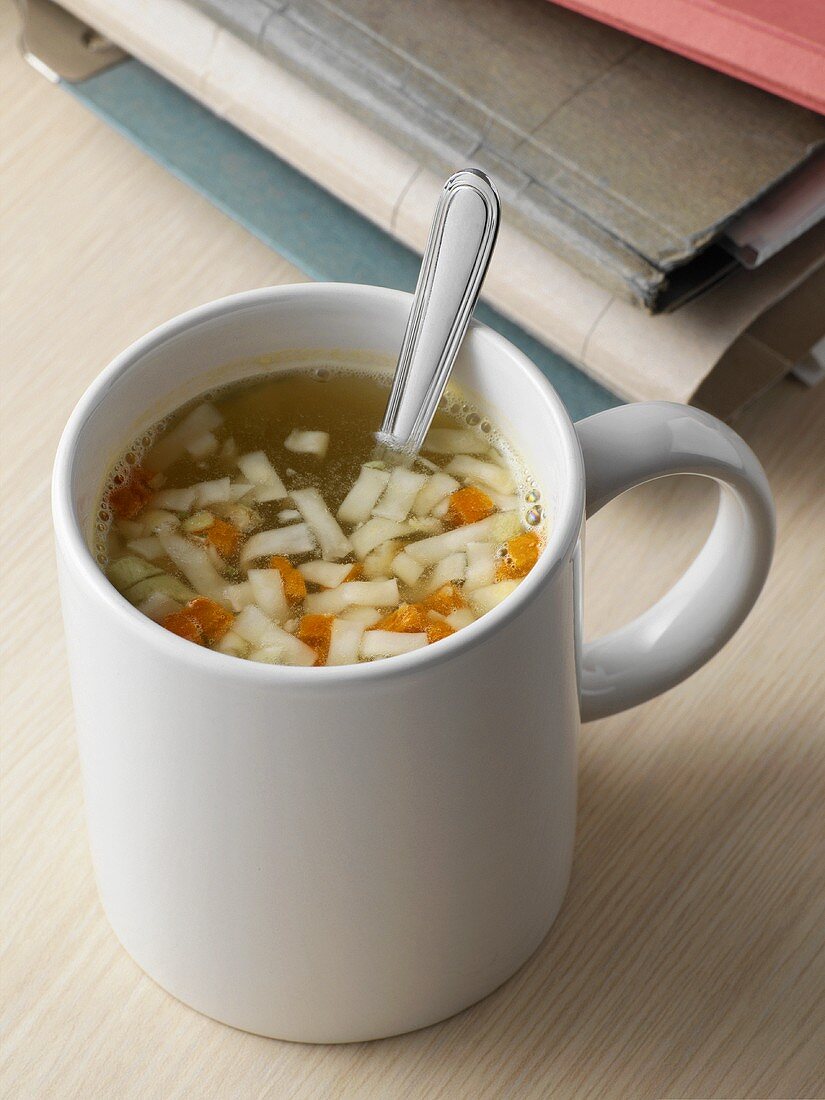 Tasse Suppe und Papierkram