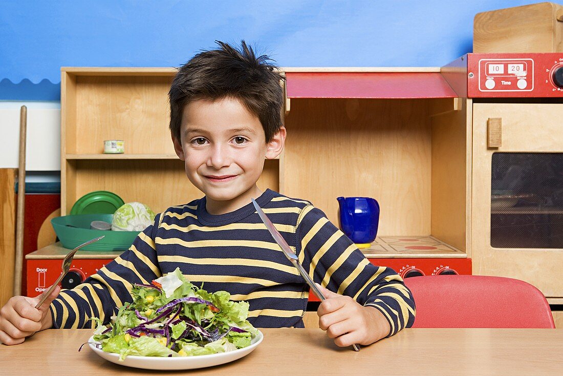 Junge mit einem Salatteller