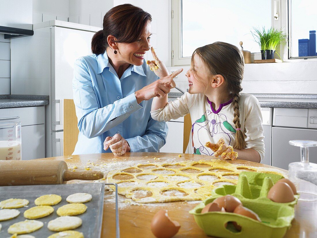 Mutter und Tochter haben Spass beim Backen