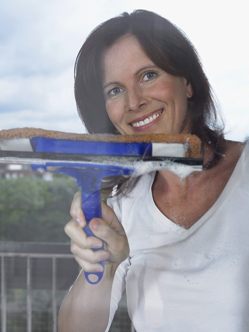 Frau bei der Fensterreinigung