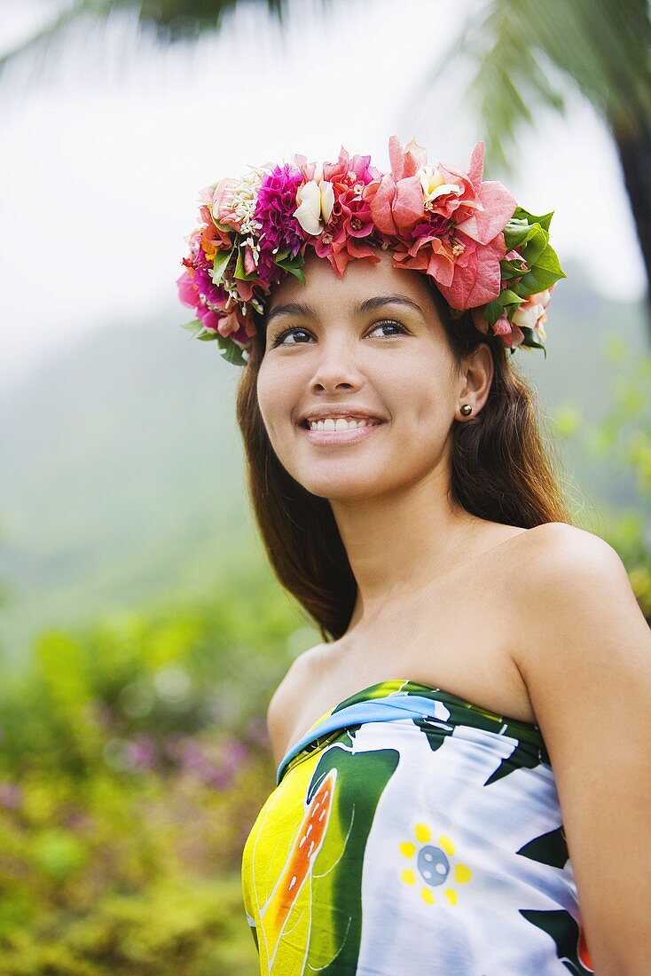 Junge Frau mit Blumen im Haar in Moorea