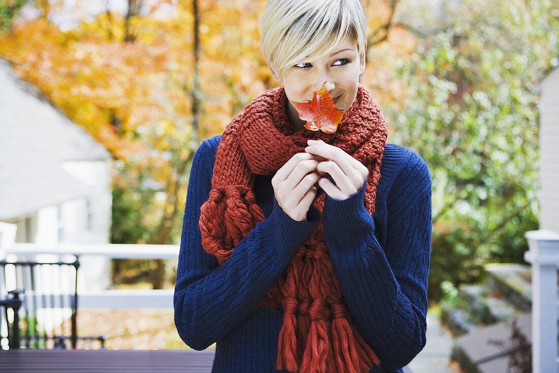 Junge Frau mit Blatt