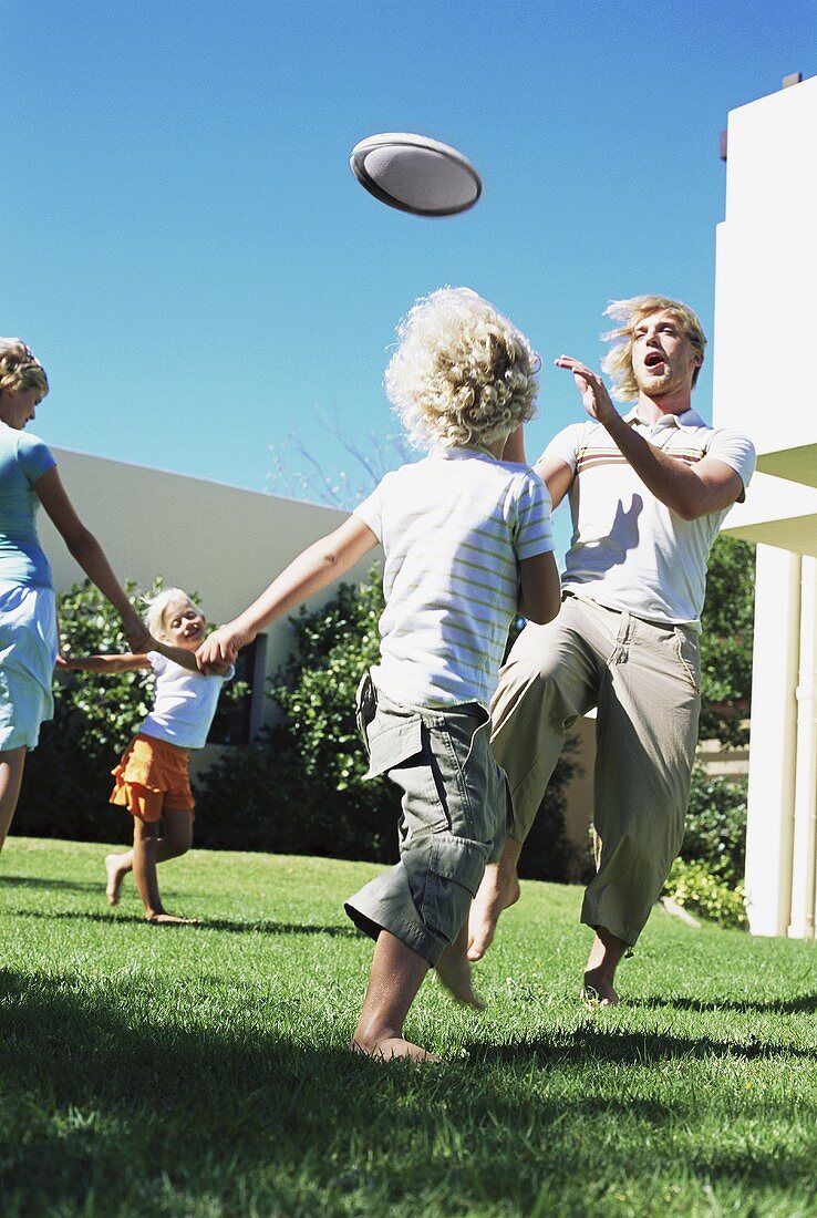 Familie spielt im Garten