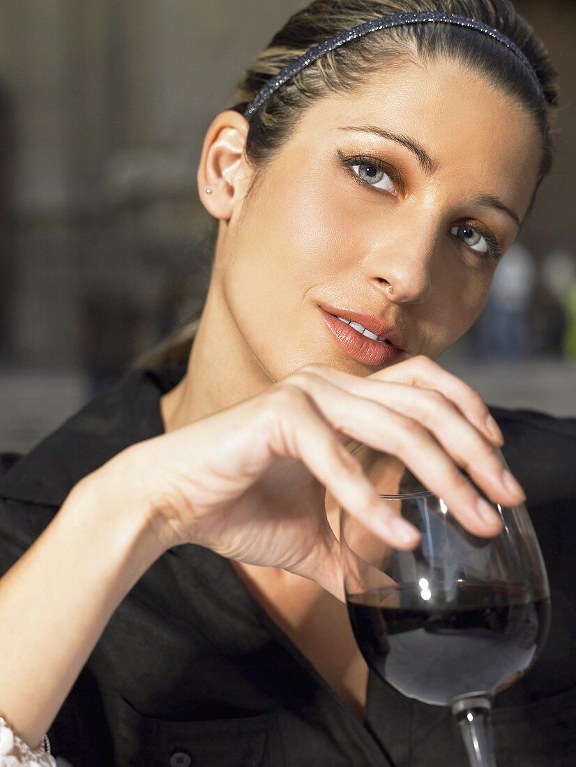 Frau mit einem Glas Rotwein