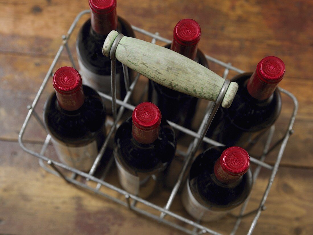 Weinflaschen in einem Flaschenkorb