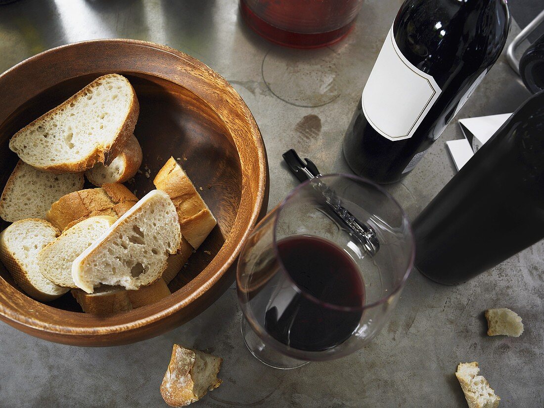 Brot und Rotwein bei einer Weinprobe