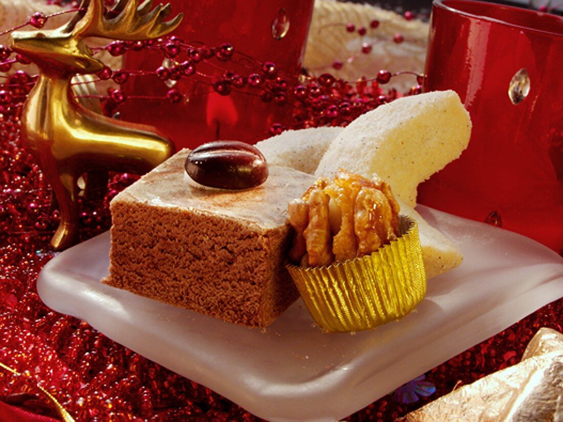 Gingerbread squares, Meraner nuts & vanilla crescents