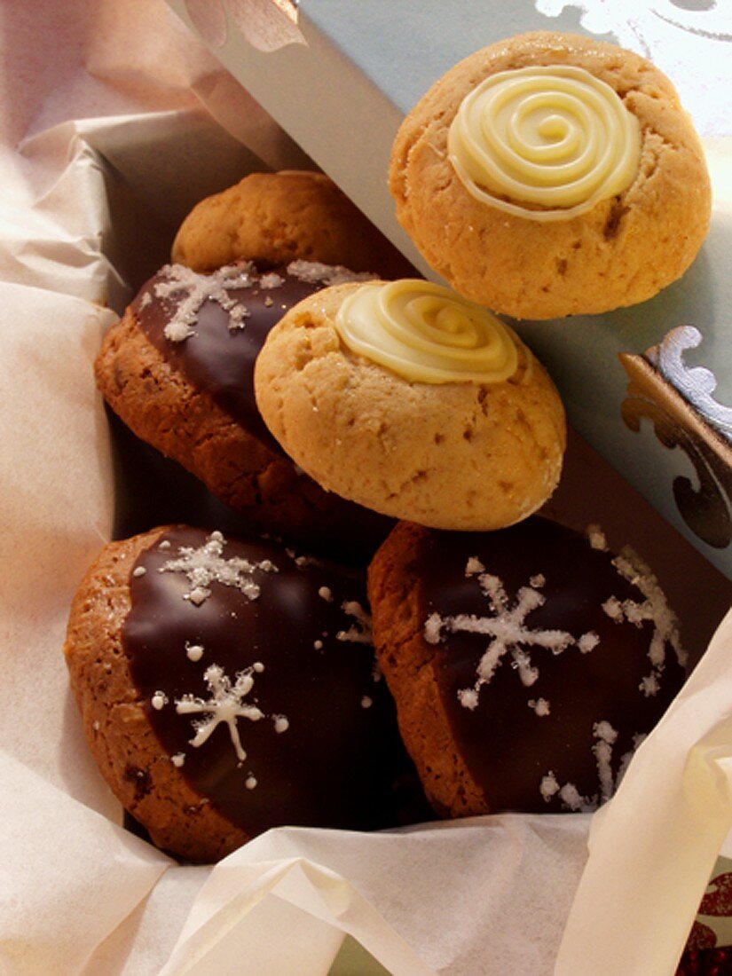 Cinnamon biscuits and cherry biscuits for giving