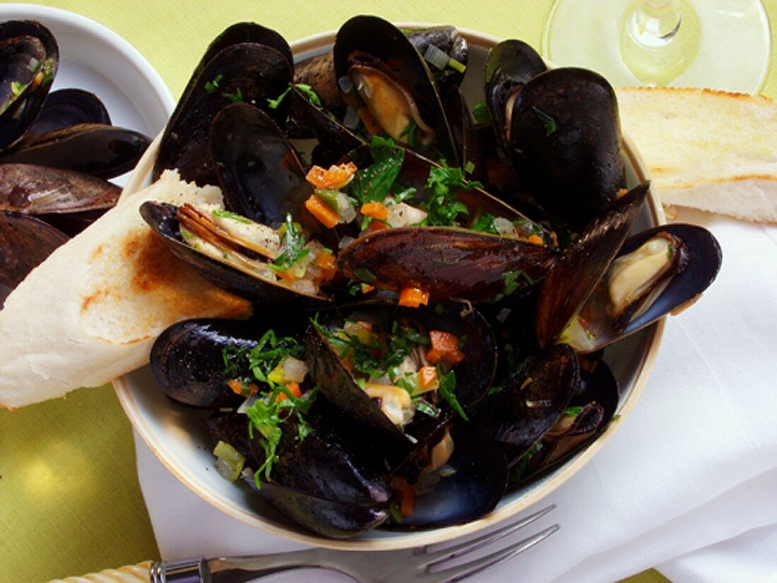 Mussels in vegetable stock with white bread