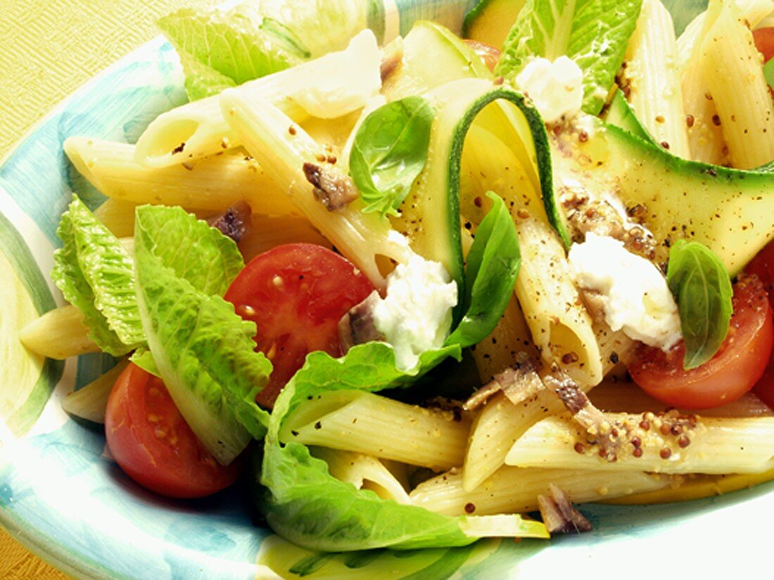 Nudelsalat mit Zucchini, Tomaten und Basilikum