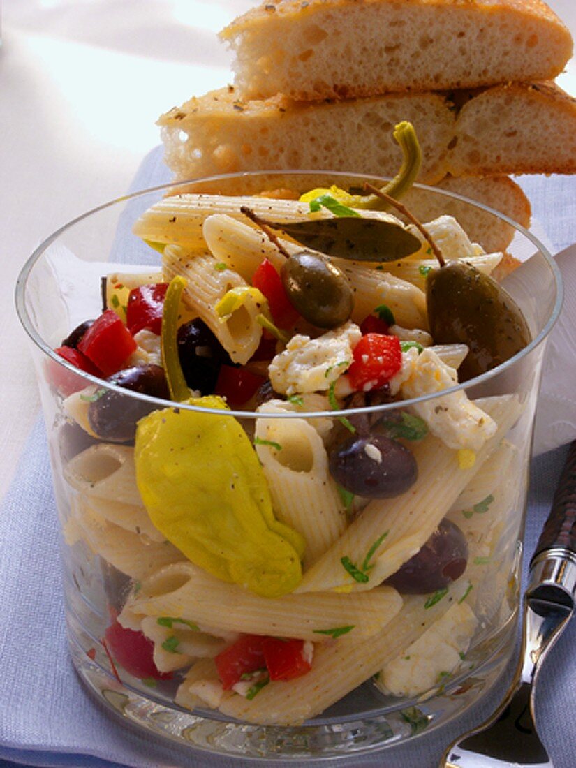 Griechischer Nudelsalat mit Oliven und Schafskäse