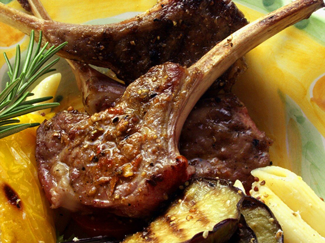 Barbecued lamb chops with pasta and vegetables