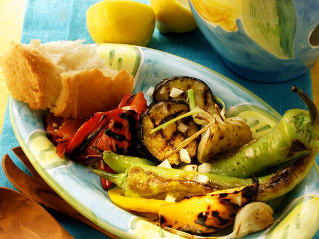 Barbecued vegetables with white bread; lemons