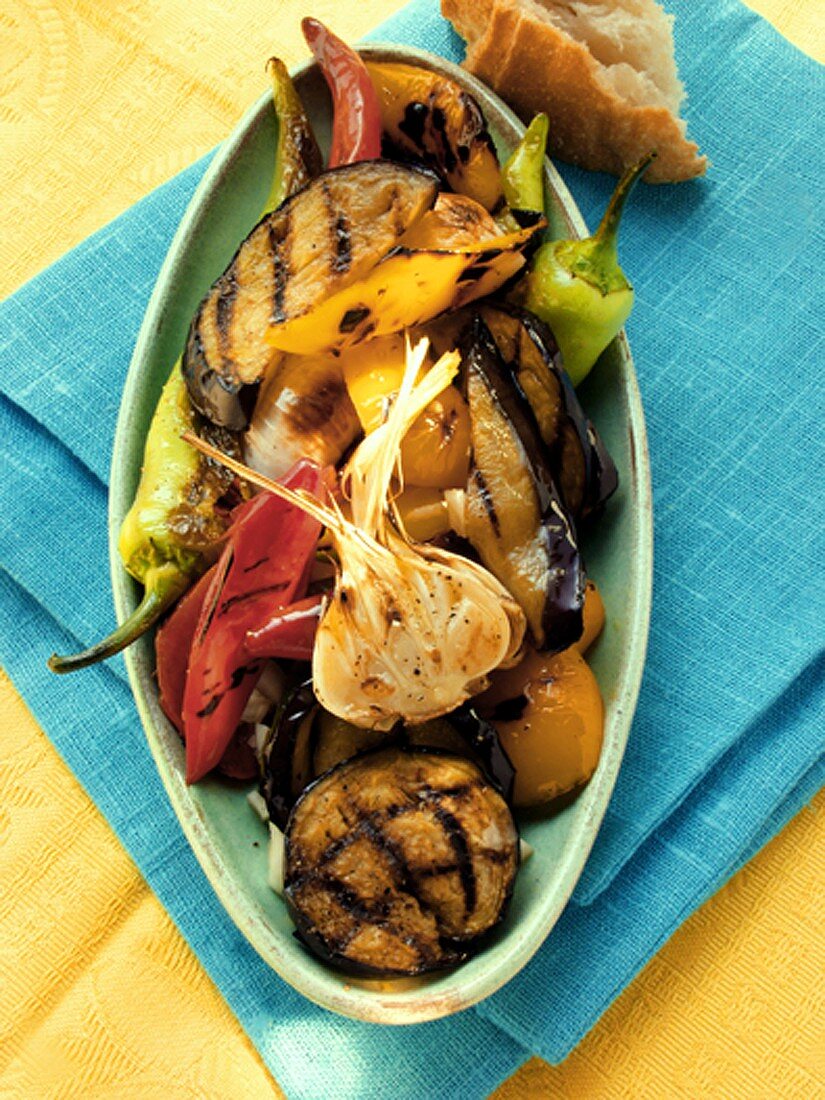 Barbecued vegetables with garlic; white bread