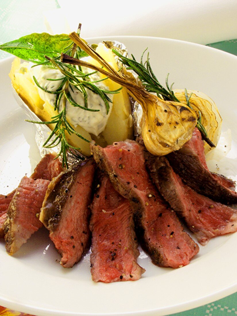 Rindersteak mit Knoblauch, Kräutern und Folienkartoffel