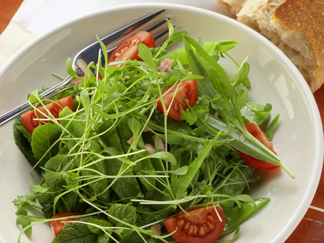 Cress salad with tomatoes and bacon