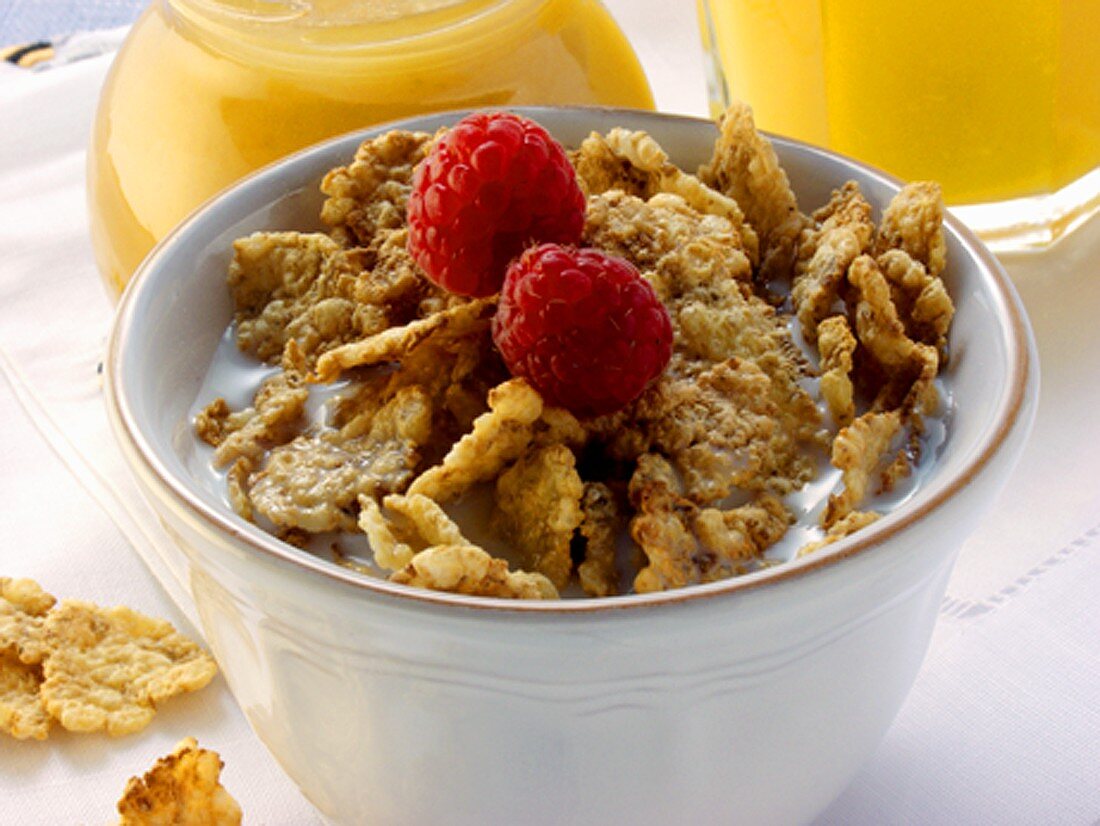 Vollkorn-Cornflakes mit Himbeeren; Honig; Orangensaft