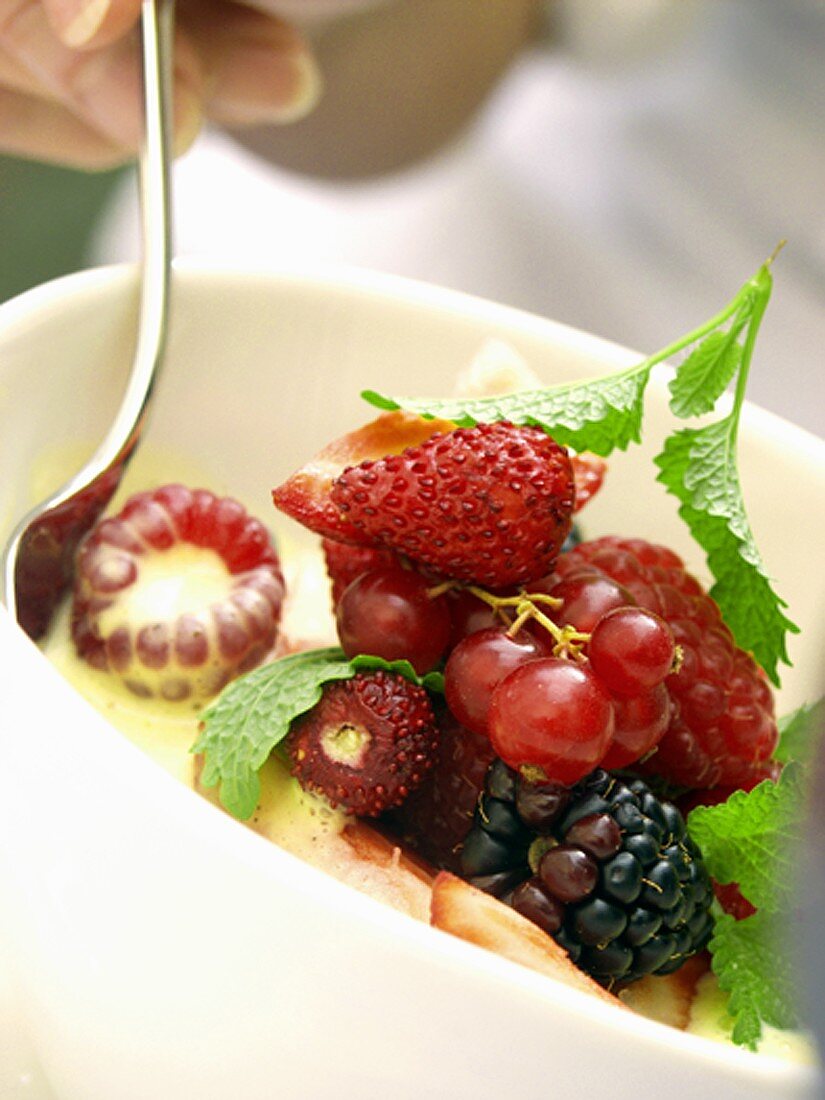 Berry salad with vanilla sauce