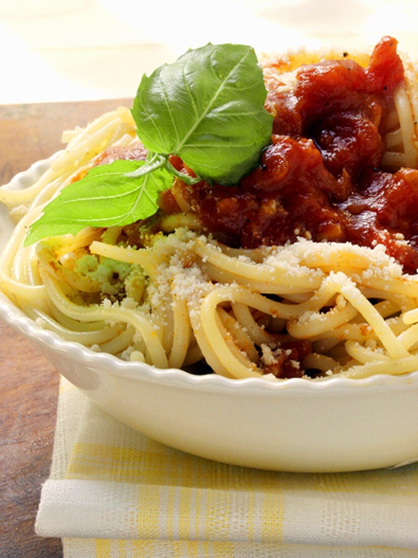 Spaghetti mit Tomatensauce, Parmesan und Basilikum