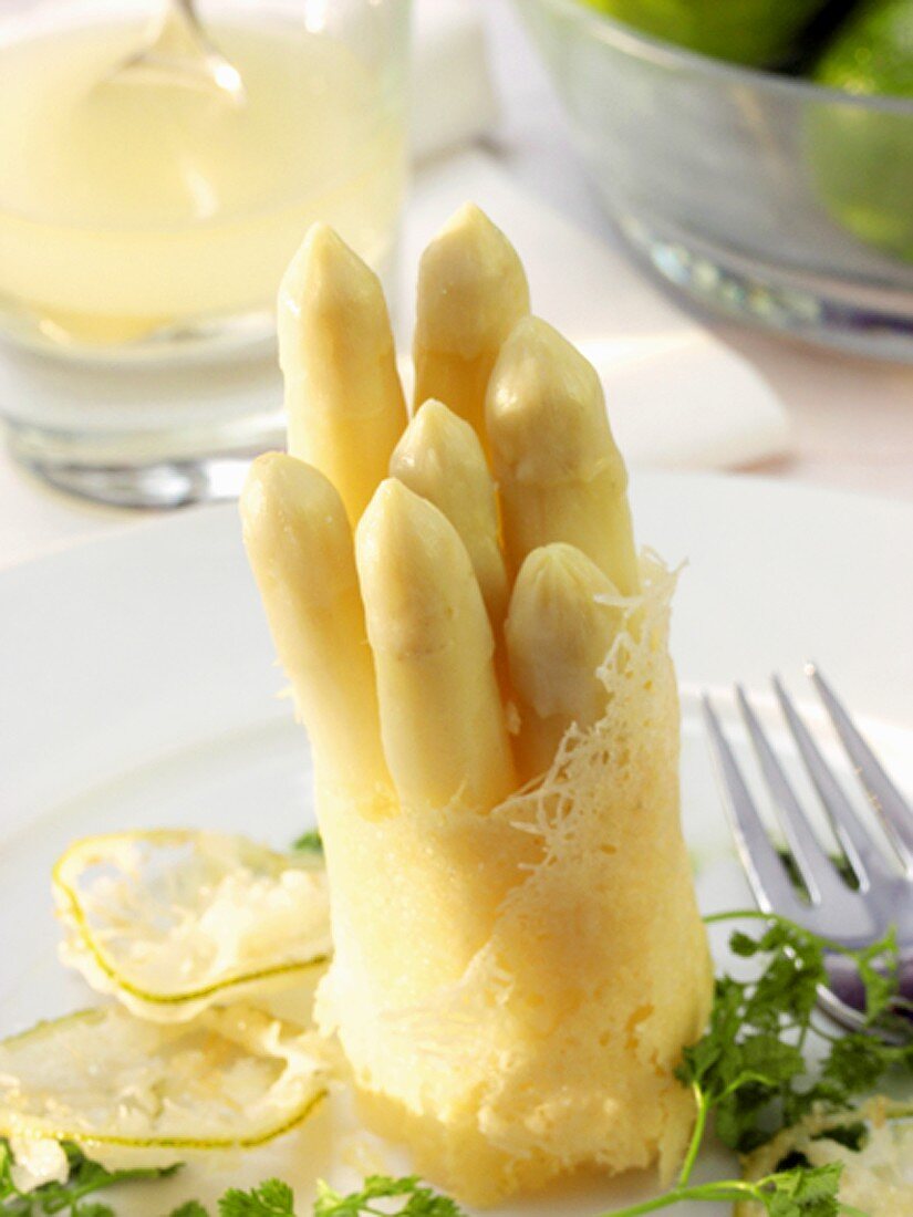 Weisser Spargel im Parmesanmantel