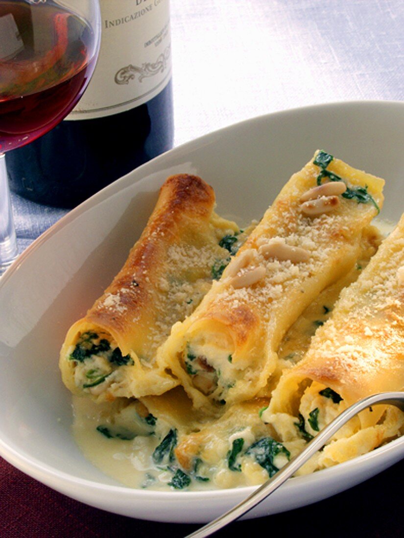 Cannelloni mit Spinat und Pinienkernen; Rotwein