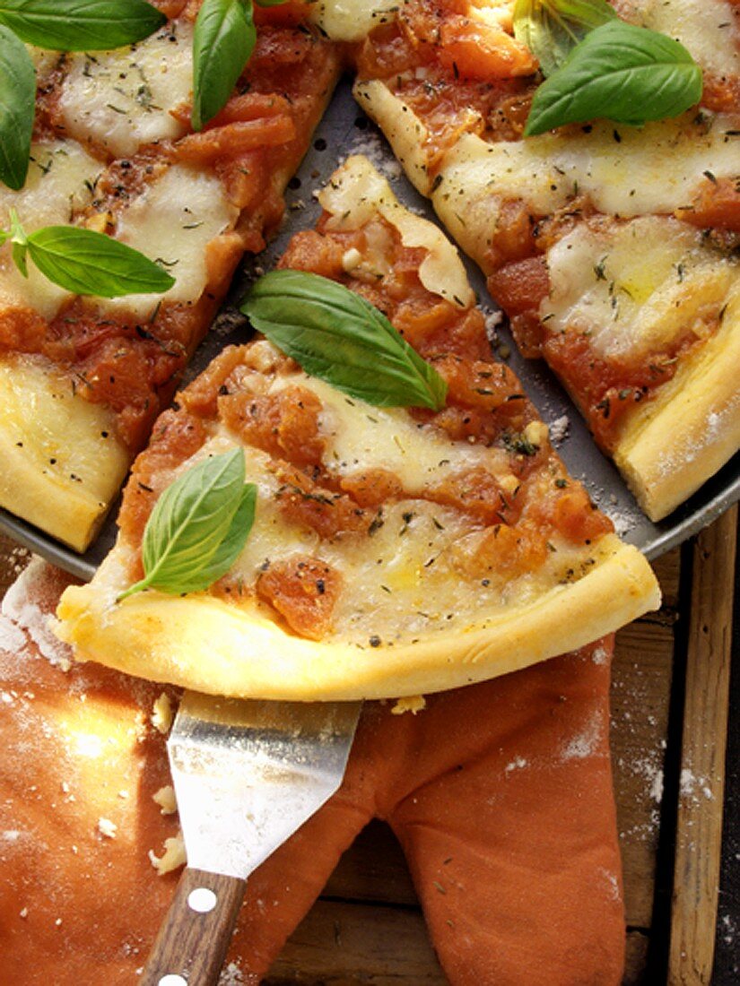 Pizza mit Tomaten, Käse und Basilikum (Ausschnitt)