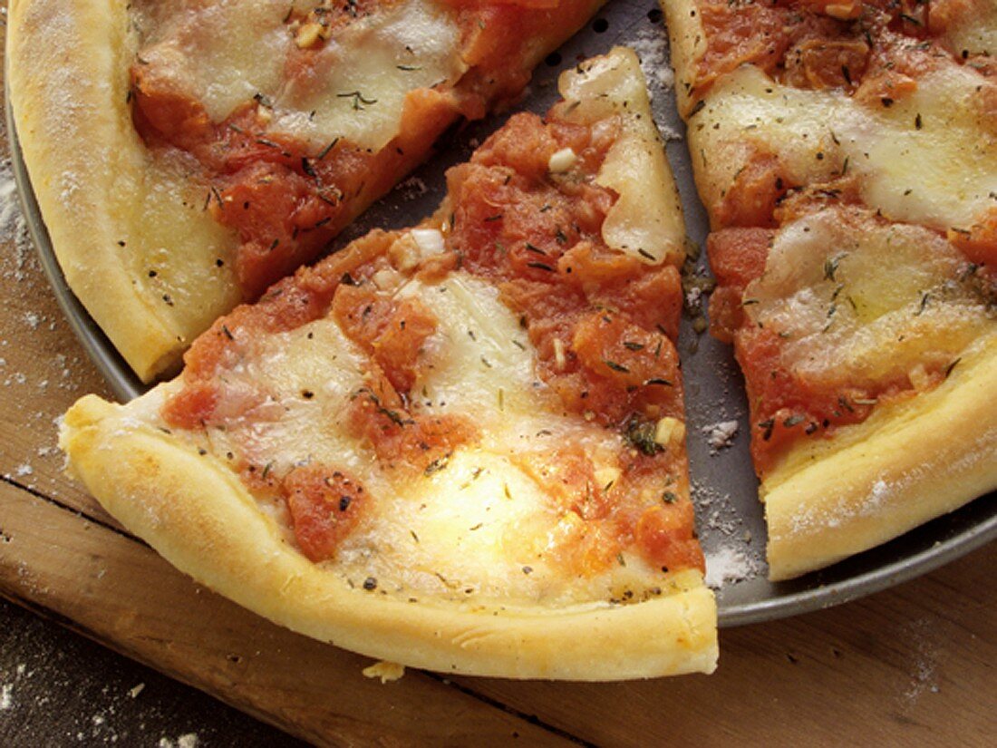 Pizza mit Tomaten und Käse (angeschnitten)