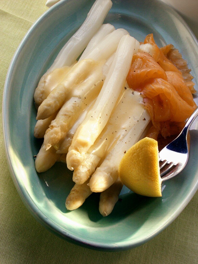 White asparagus with smoked salmon and lemon