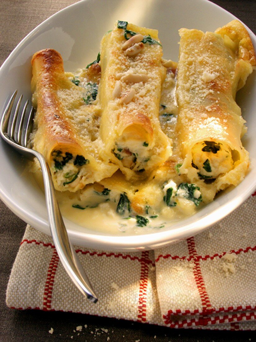 Cannelloni with spinach and pine nuts