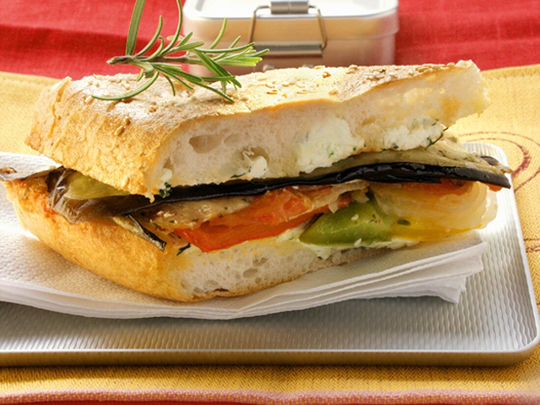 Sandwich mit Gemüse und Frischkäse zum Lunch