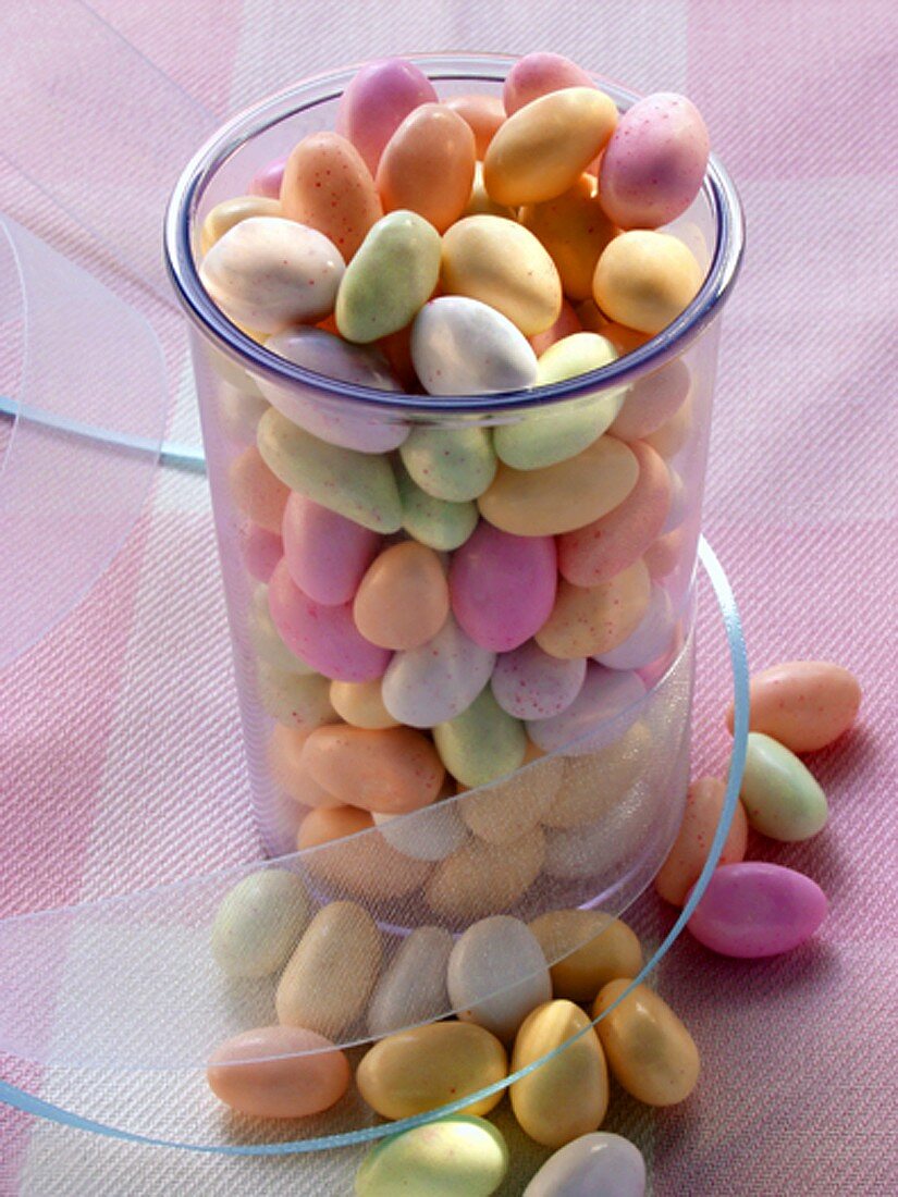 Pastellfarbene Zuckereier (Jelly Beans) zum Verschenken