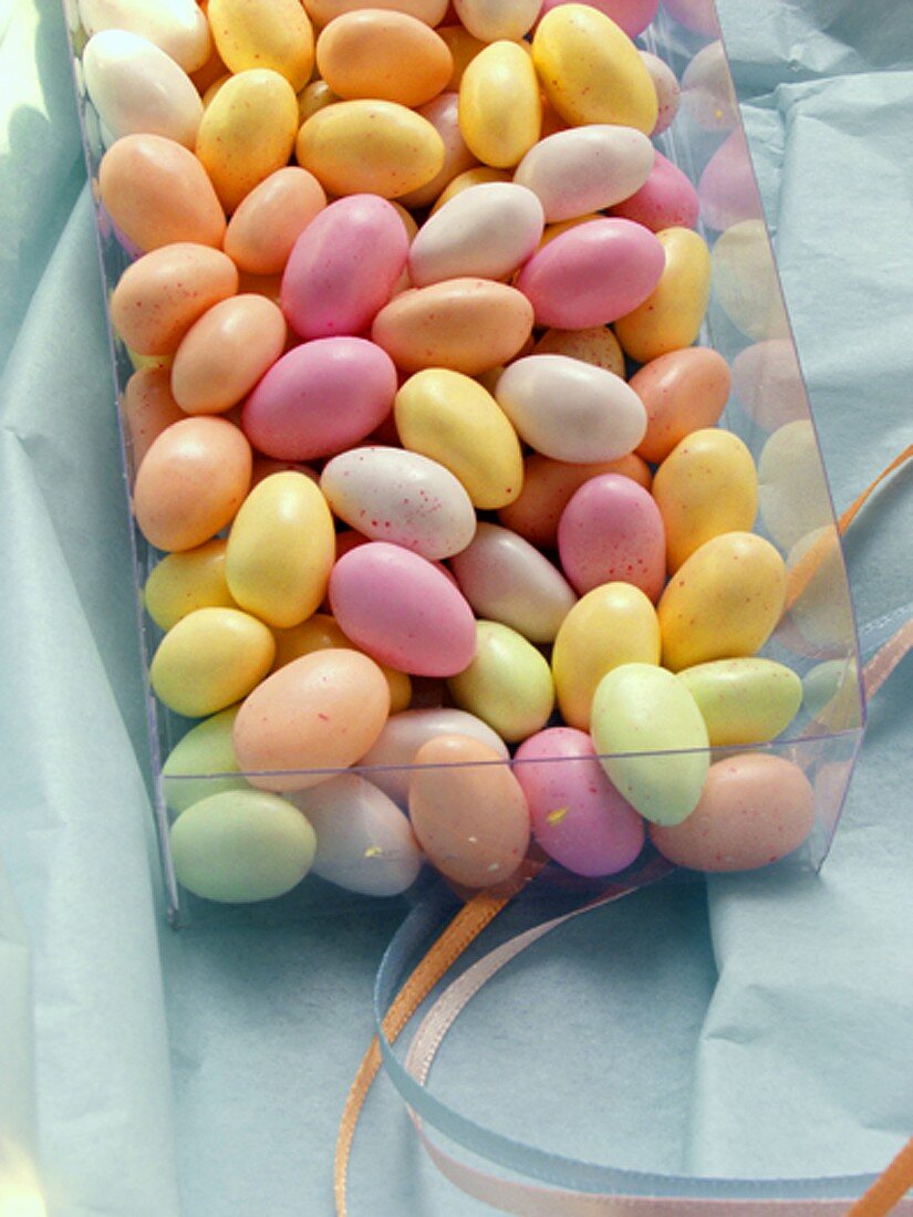 Pastellfarbene Zuckereier (Jelly Beans) in Plastikschachtel