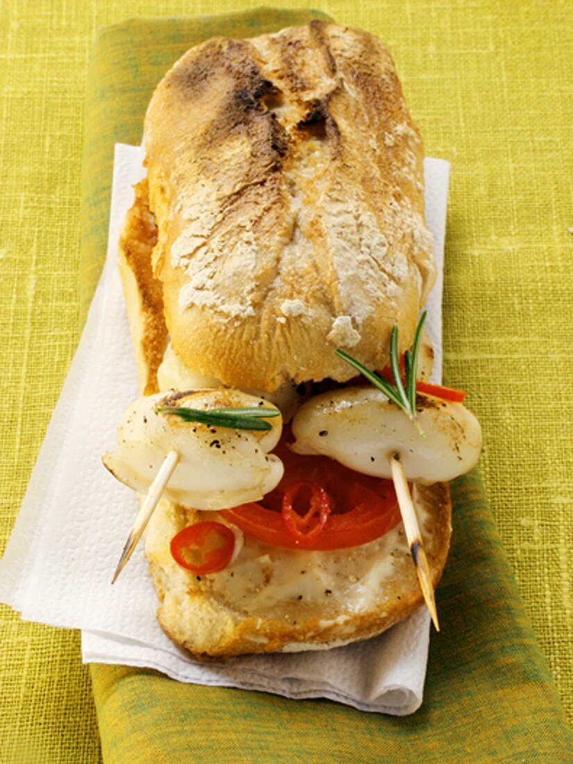Mediterranes Sandwich mit gegrillten Tintenfischen