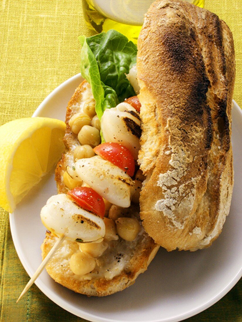 Mediterranes Sandwich mit Tintenfisch und Kichererbsen