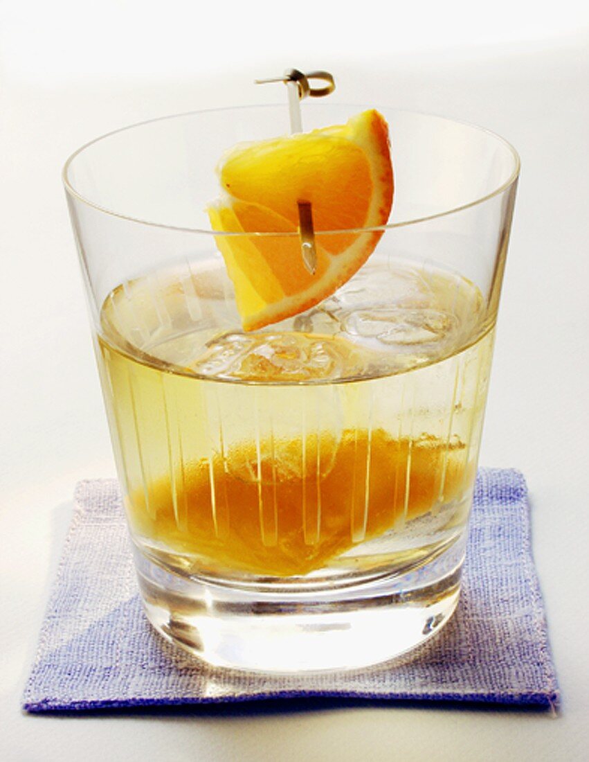 Cocktail mit Orange und Eiswürfeln