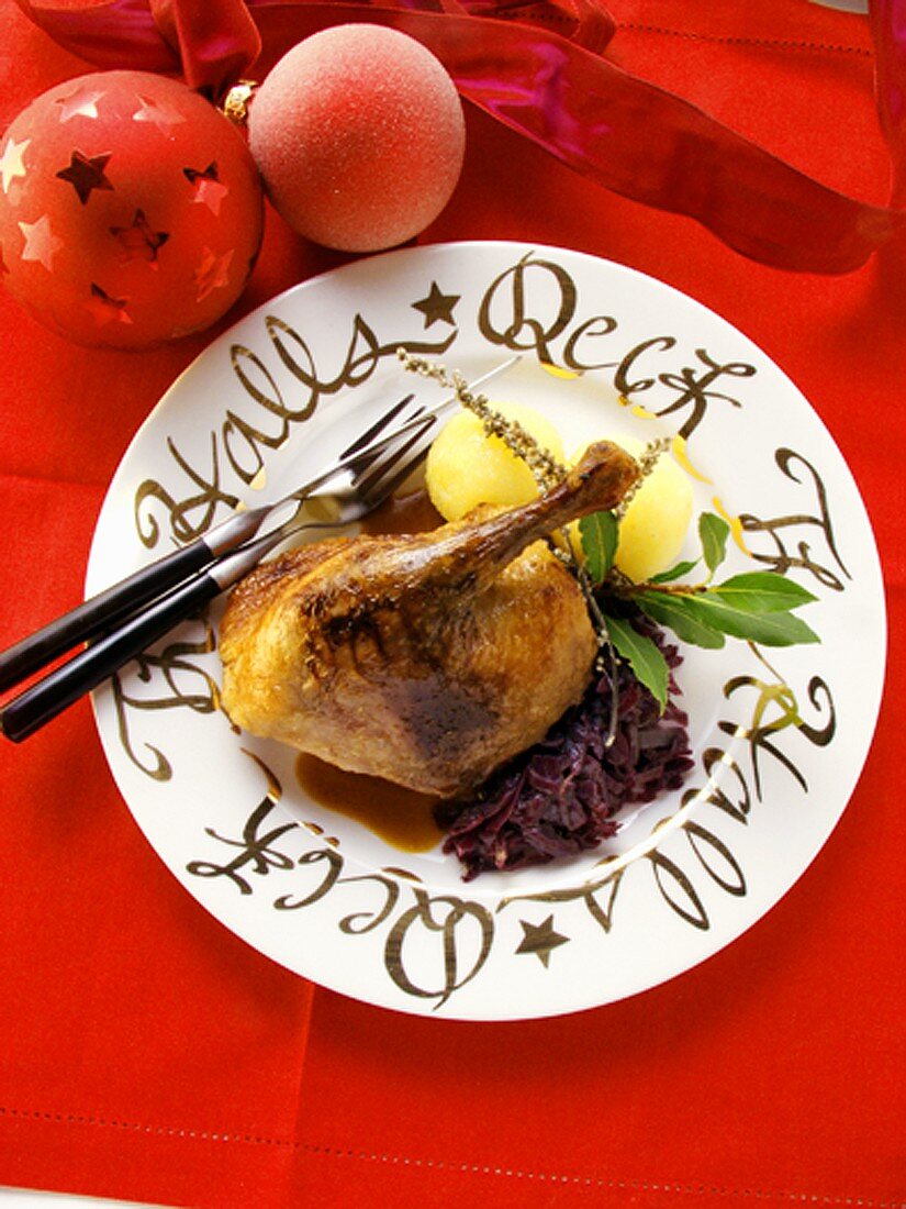 Ente mit Rotkohl und Kartoffelknödel zu Weihnachten