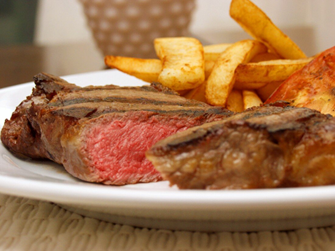 Sirloin Steak medium mit Pommes frites