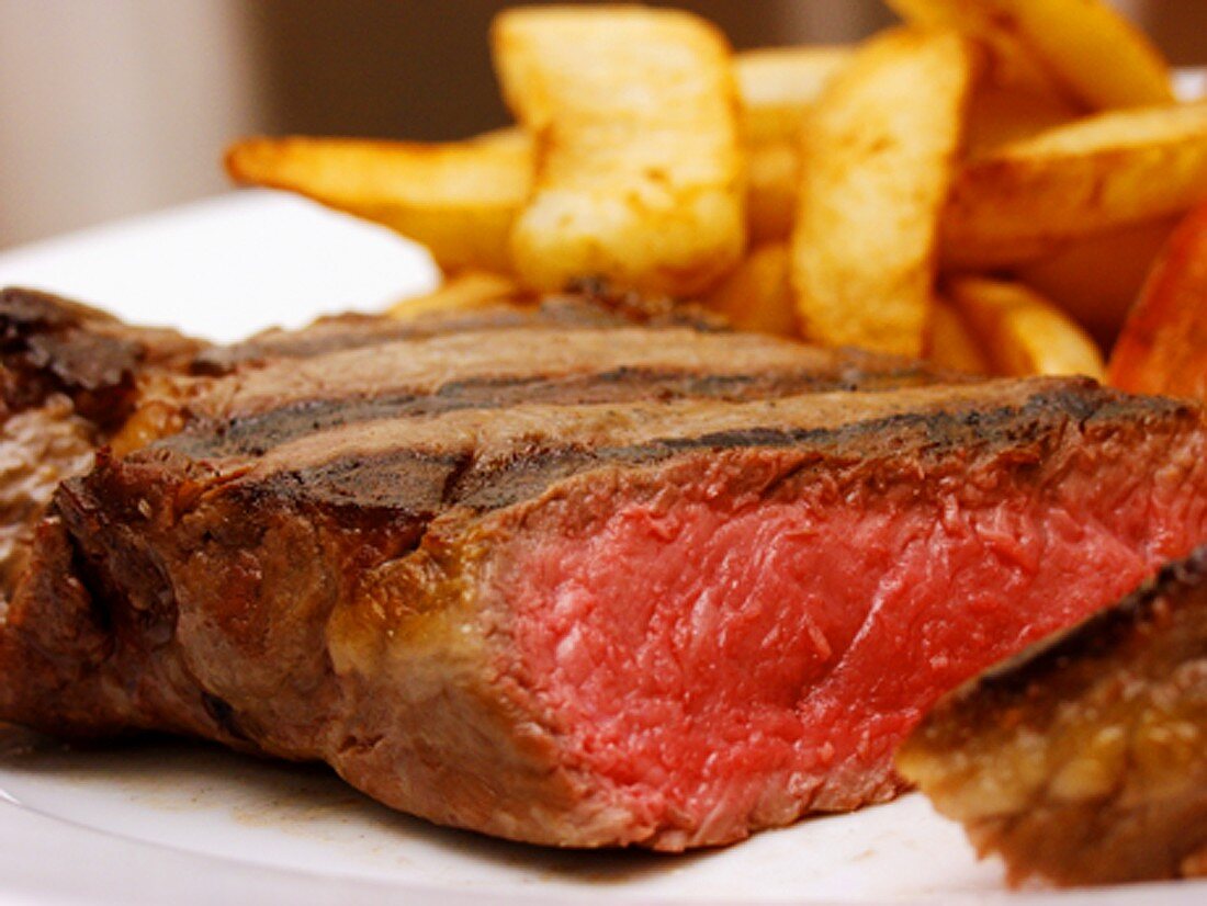 Sirloin Steak medium mit Pommes frites