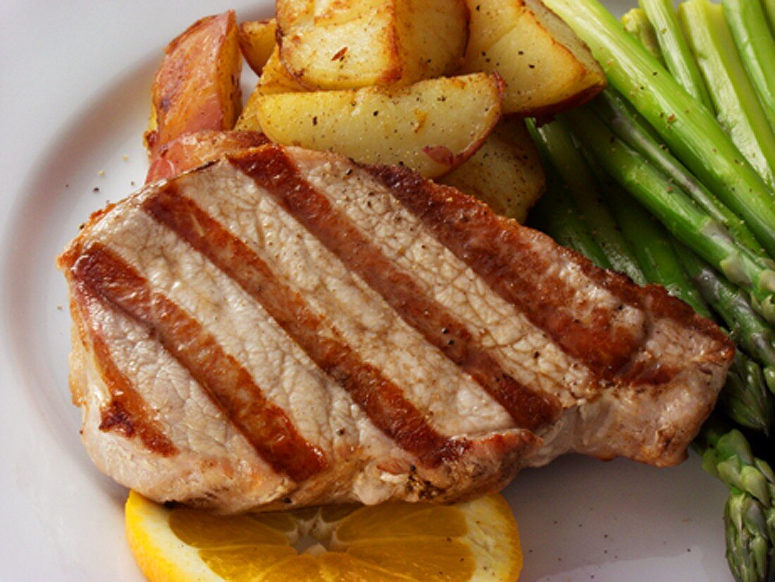 Schweinesteak mit grünem Spargel, Bratkartoffeln, Orange