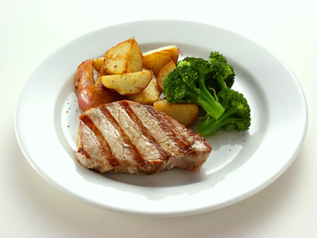 Schweinesteak mit Brokkoli und Bratkartoffeln