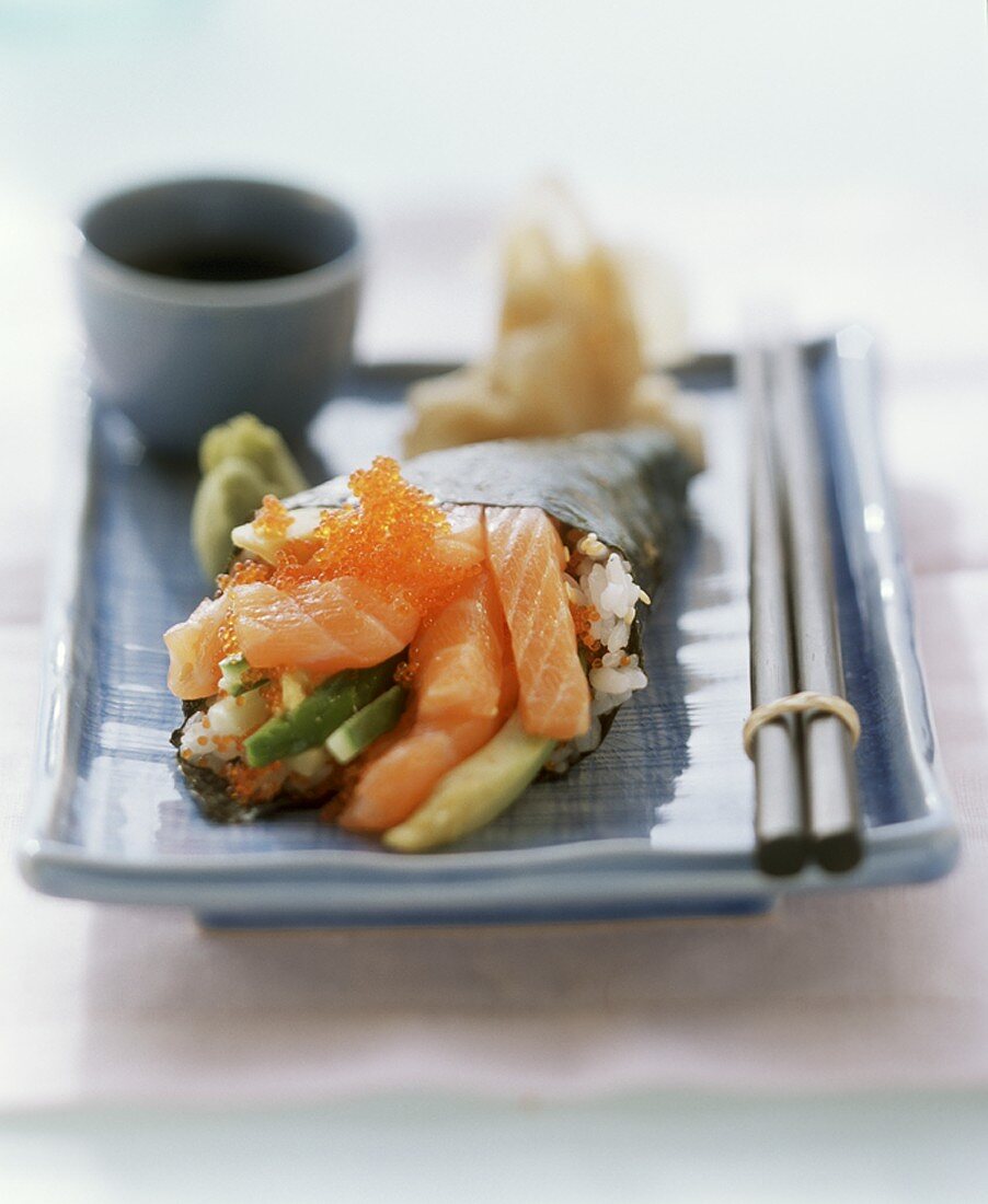 Temaki Sushi mit Lachs und Kaviar