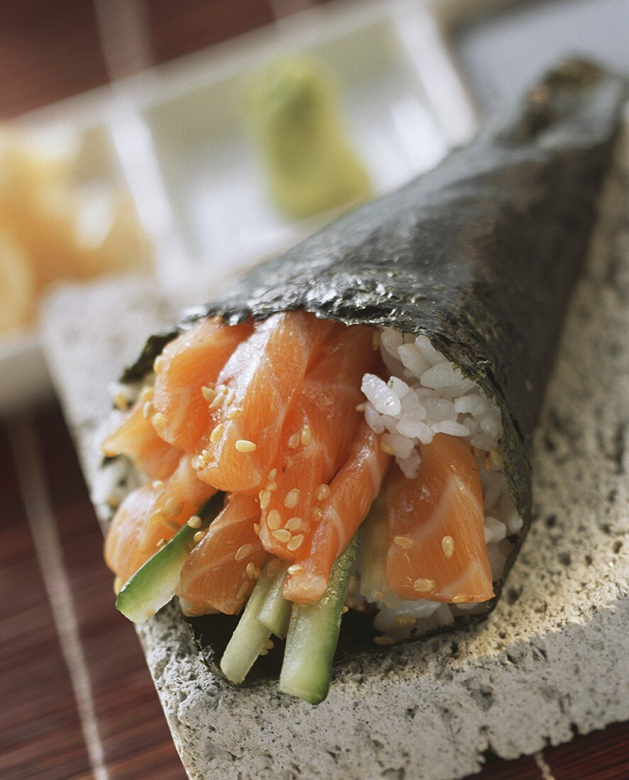 Temaki Sushi mit Lachs und Gurke