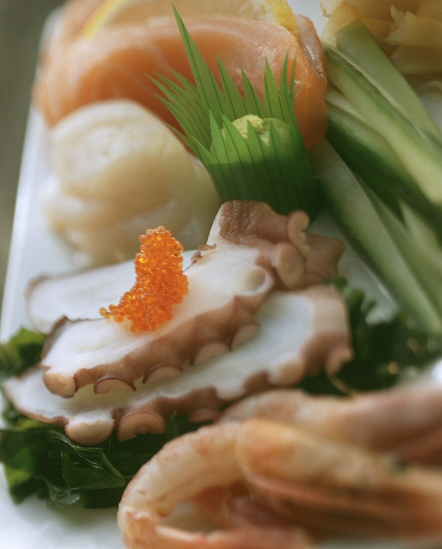Sashimi mit Tintenfisch, Lachskaviar, Garnelen etc.