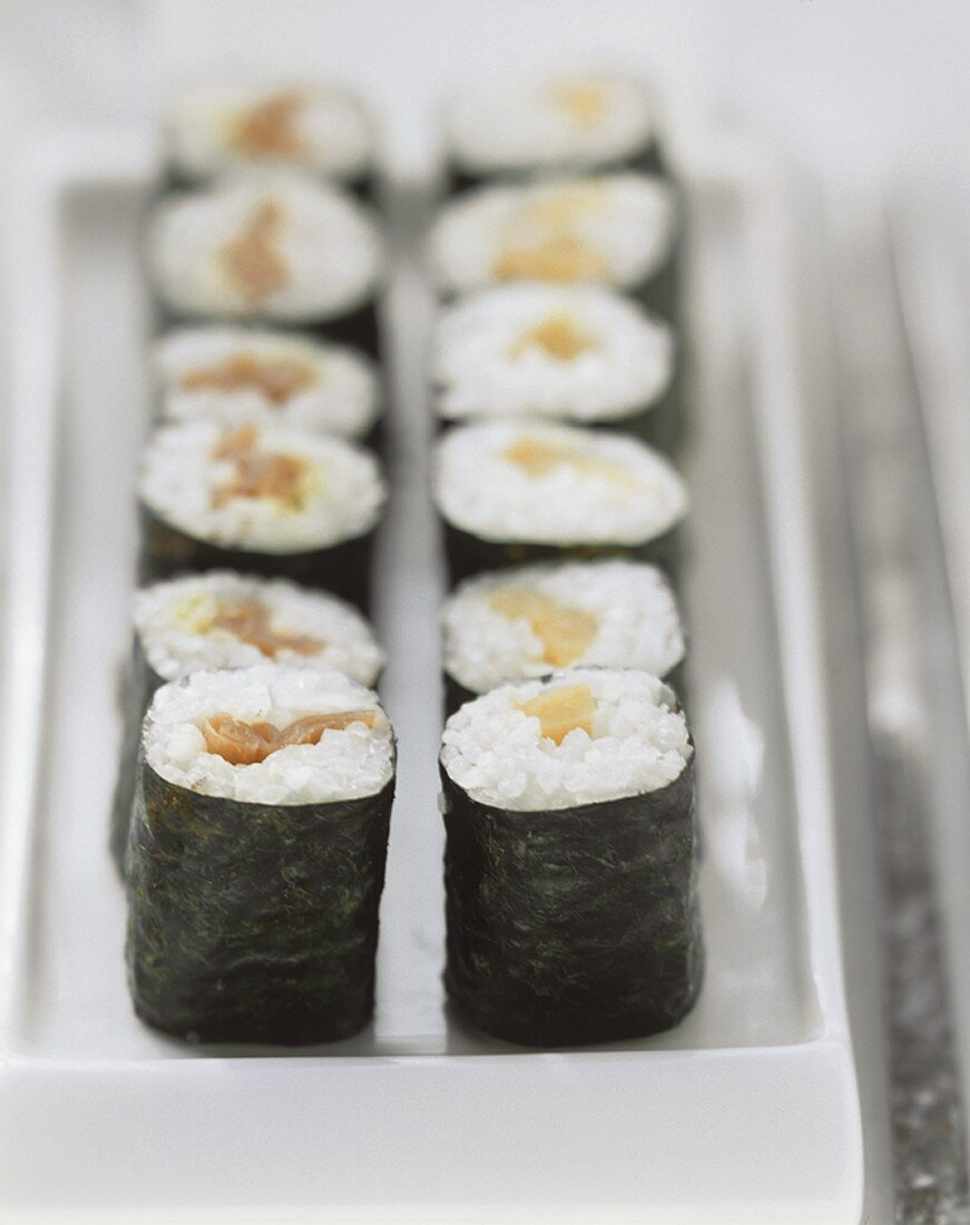 Maki-Sushi mit Lachs und Paprika