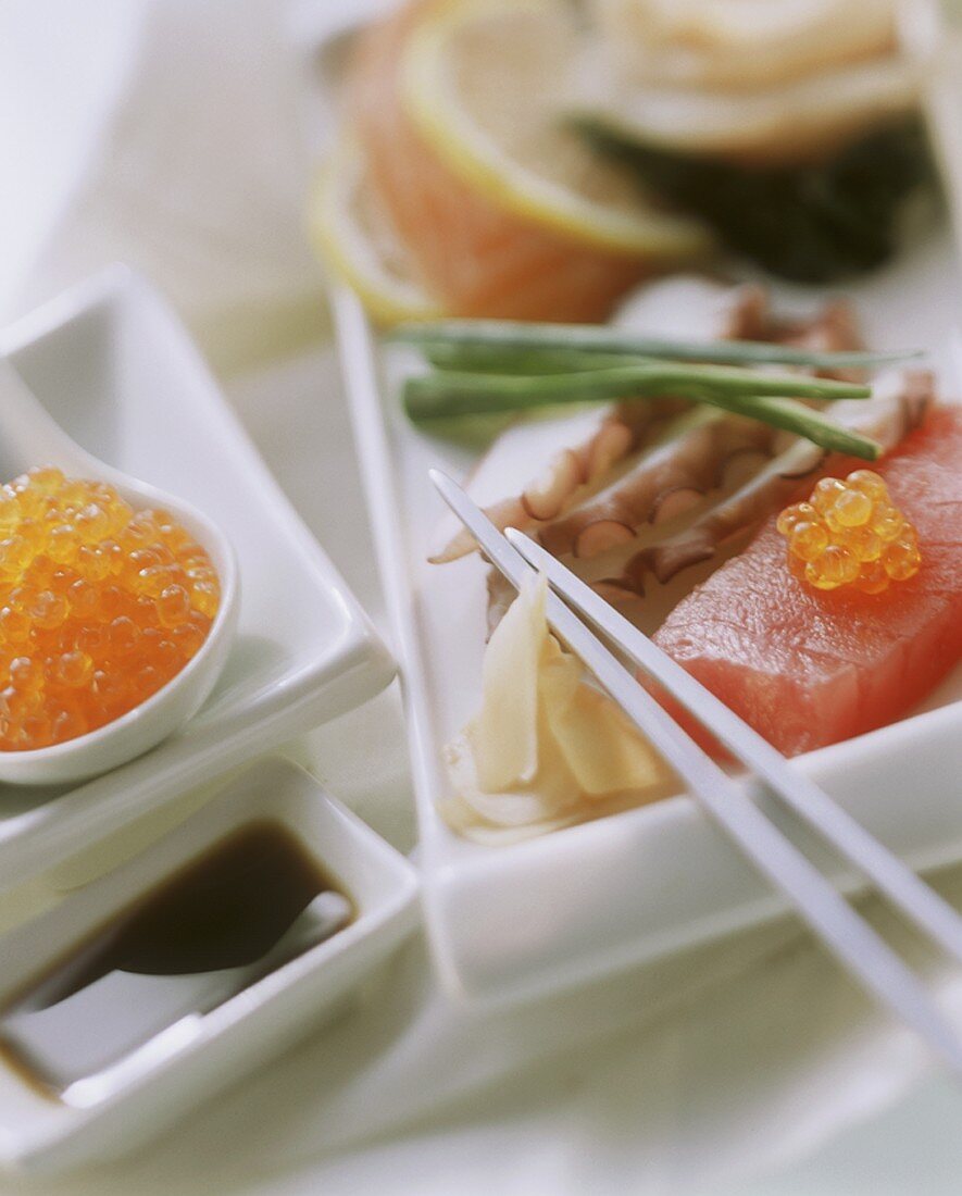 Sashimi mit Forellenkaviar und Sojasauce