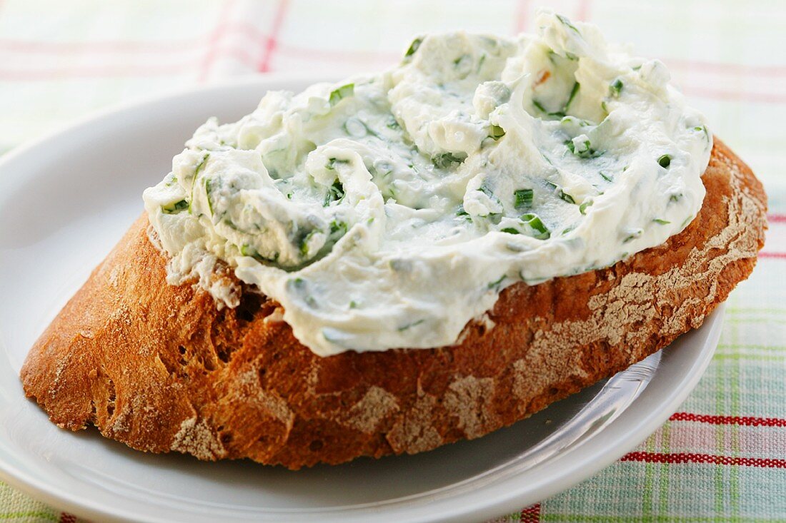 Belegtes Brot mit Kräuterquark auf Teller