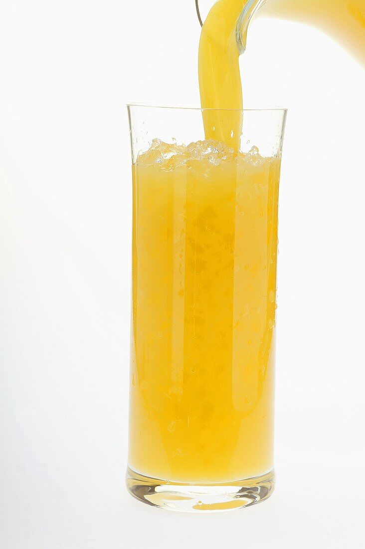 Orangensaft einschenken