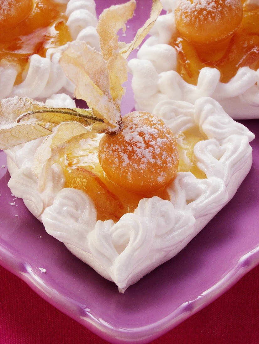 Meringue hearts with physalis and icing sugar